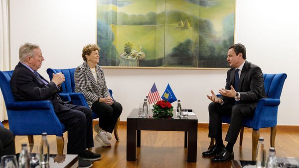 Senatorët amerikanë vizitojnë Kosovën dhe takojnë krerët institucionalë