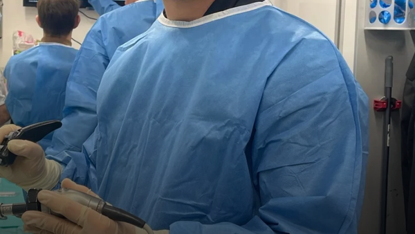 Këndi i humorit sjell bisedën mes pacientes dhe mjekut