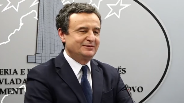 Albin Kurti përpara të gjythenjës së PDK-së