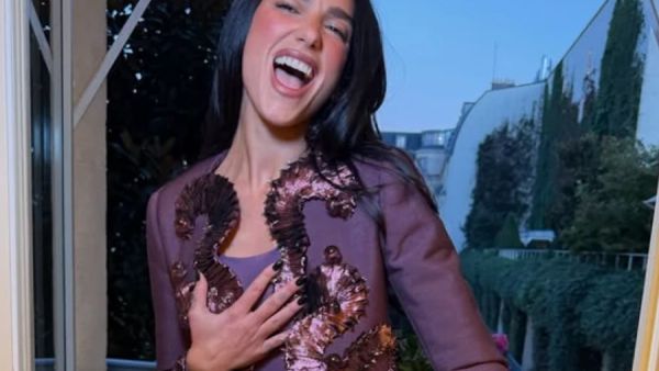 Dua Lipa sjell sërish veshjen pa pantallona gjatë vizitës në Paris