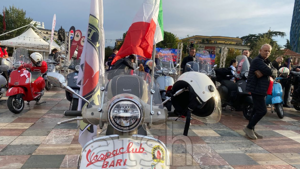Motoristët mblidhen në kryeqytet për edicionin e 13-të të Vespa Parade