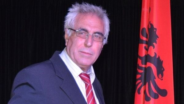 Shqiptarët duhet t'i tregojnë botës se janë popull politik