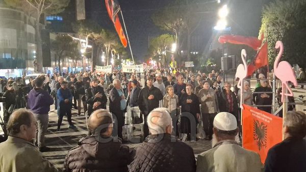 Thirrje për arrestimin e politikanëve të korruptuar në protestën para Kryeministrisë