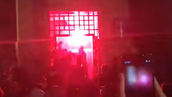 Tensionet në Tiranë, protestuesit futen në Bashki pas thyerjes së derës