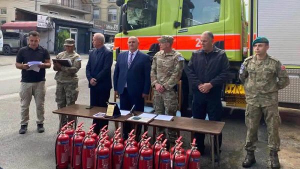 KFOR-i amerikan dhuron pajisje për zjarrfikësit e Gjilanit