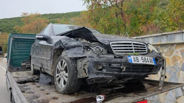 Aksident në aksin Pogradec-Lin, dy automjete përplasen dhe një person lëndohet