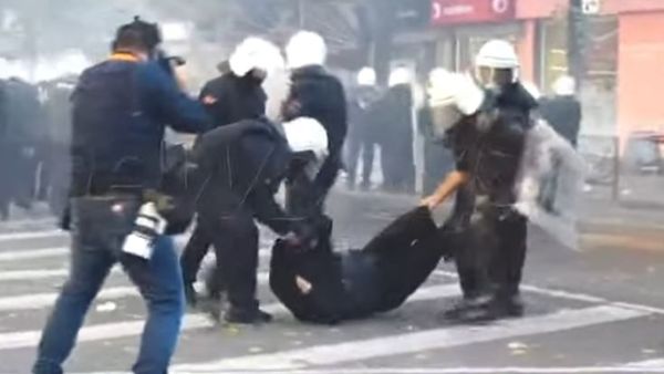 Policia vazhdon shoqërimet me forcë, protestuesit zvarrisin në rrugë