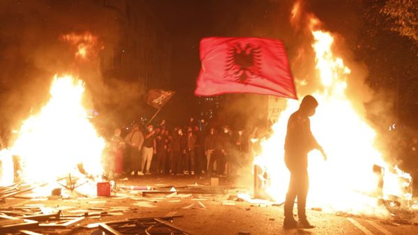 Revolta e studentëve trondit Tiranën mes gazit lotsjellës dhe barrikadave
