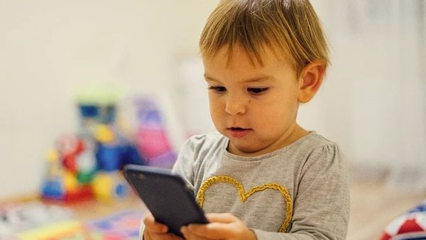 Ekspertët: Foshnjat nën 18 muaj duhet t'i shmangin ekranet
