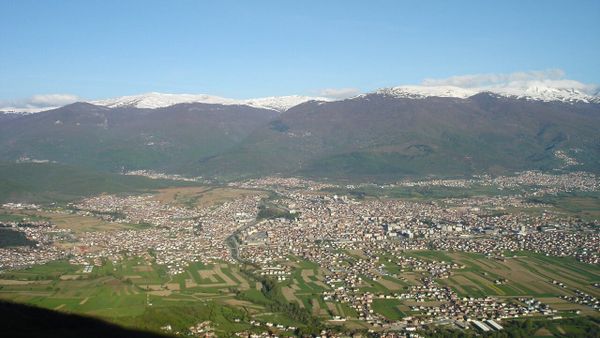 Pamje panoramike e qytetit të Gostivarit në fushën e Pollogut, me male me borë në sfond