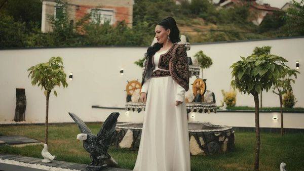 Antigona Bajrami sjell ripërpunimin e këngës së njohur shqiptare