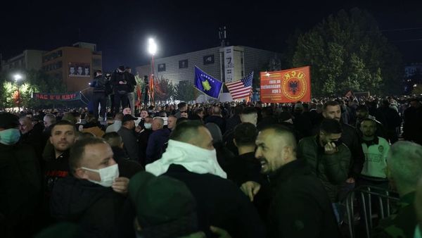 OVL-UÇK thënret protestuesit: Mëngjesi nesër duhet të na gjejë të gjithë në sheshin e…