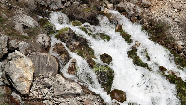 Uji i burimit të Istogut zbret me shkumë mbi shkëmbinj