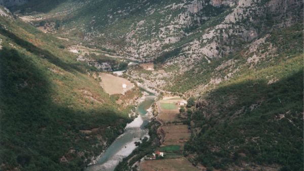 Lugina e Cemit pranë Selcës, me lumin, arat e vogla dhe shtëpitë e shpërndara nën shpatet shkëmbore