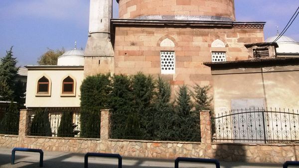 Xhamia e Tatar Sinan Beut në Kumanovë, me kube mbi mure guri dhe minare të bardhë