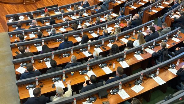Kuvendi miraton shmangien e afateve për Ligjin e Dhomave të Specializuara