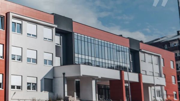Qytetare ankohen për mungesë barna në QKMF Gjilan, komunë njofton pajisje të reja