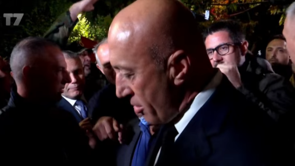 Ramush Haradinaj hyn në mesin e protestuesve