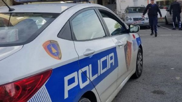 Shpërthim tritoli në derën e një banese në Elbasan