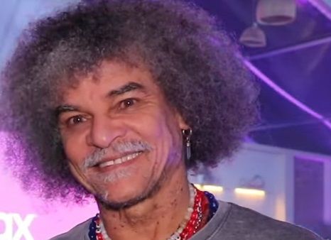 Carlos Valderrama surprizon tifozët dhe heq dorë nga flokët ikonë