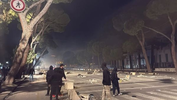 Protestuesit sulmojnë Ministrinë e Brendshme, policia hedh gaz lotsjellës