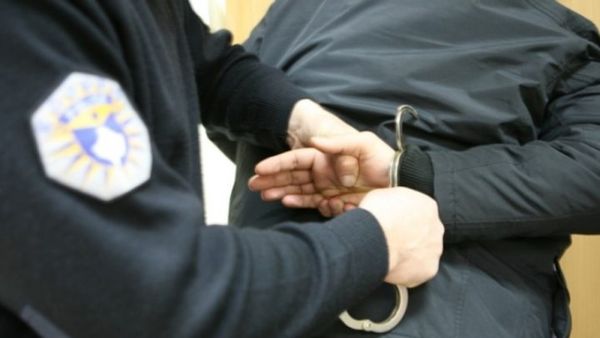 Arrestohet i dyshuari për grabitje në një filial në Gjakovë