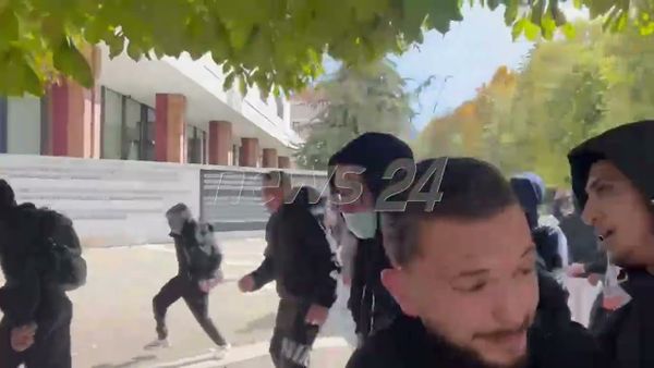 Tensione dhe sulme ndaj policisë gjatë protestave në Korçë e Shkodër
