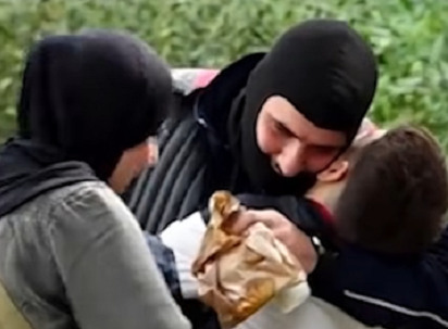 Familjarët i çojnë ushqim policit gjatë protestës në Tiranë
