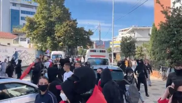 Tensioni në Shkodër, protestuesit sulmojnë selinë e PS-së
