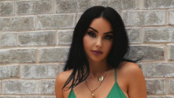 S’përmbahet Linda Halimi, ekspozon trupin si ‘peshk’