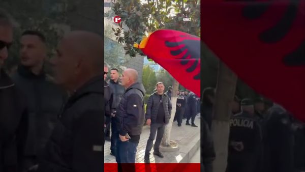 Gjimnazistët e Kamzës bojkotojnë mësimin dhe marshojnë drejt Tiranës