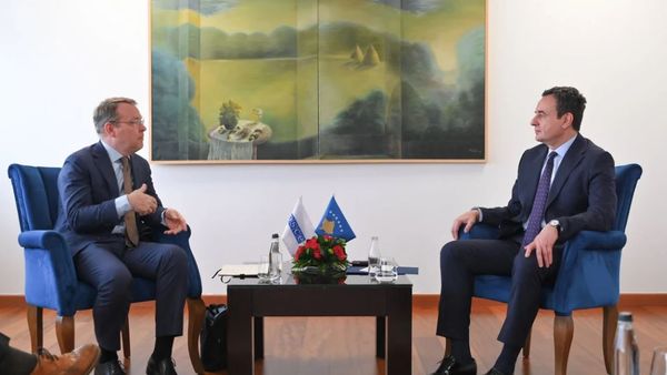 Kamp diskuton të drejtat e pakicave me Kurtin