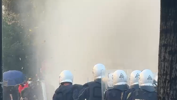 Policia përdor ujë dhe gaz kundër protestuesve studentë para Ministrisë së Arsimit