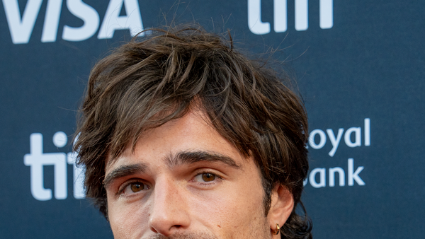 Jacob Elordi shpërthen ndaj paparacëve gjatë shëtitjes në Paris