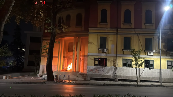 Trazira në Tiranë: Protestuesit hyjnë në ministri dhe i vënë flakën