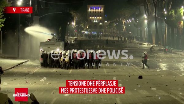Protestuesit rikthehen në bulevard dhe qëllojnë policinë