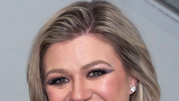 Kelly Clarkson kërkon kategori të ndarë për muzikën e AI