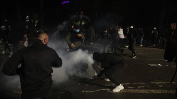 Protestuesit tentojnë Drejtorinë e Policisë, përballen me postbllok