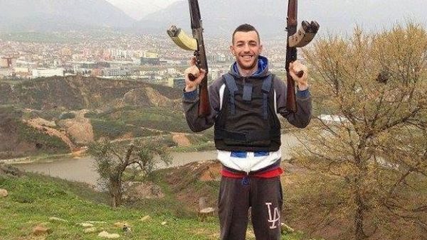 Reperi Arkimed Lushaj publikon foto të bombave molotov dhe balklavave