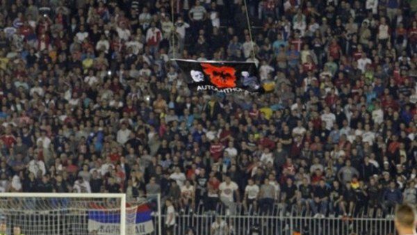 Përkujtohet droni në Beograd dhe ndërprerja e ndeshjes
