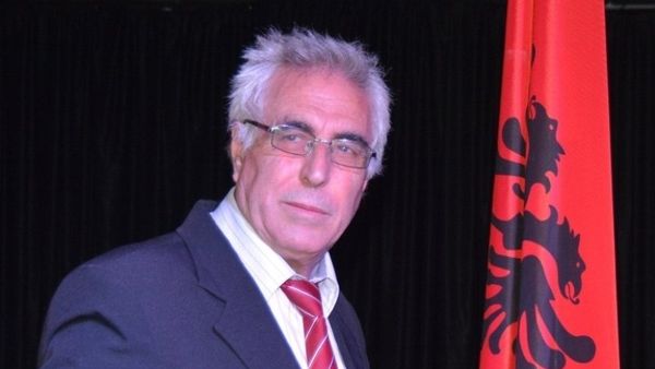 Shqiptarët duhet t'i tregojnë botës se janë popull politik