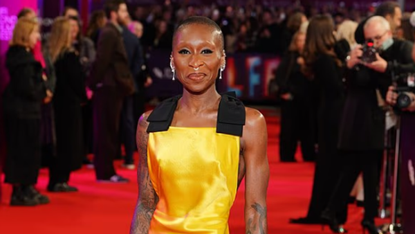 Cynthia Erivo shfaqet me fustan të verdhë në Londër