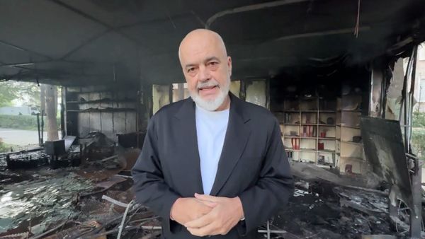 Rama reagon nga godina e dëmtuar e Kolegjit të Europës pas protestës