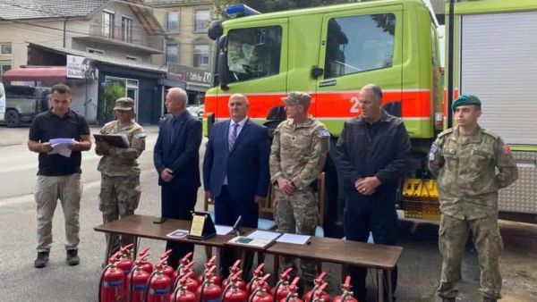 KFOR-i amerikan dhuron pajisje për zjarrfikësit e Gjilanit