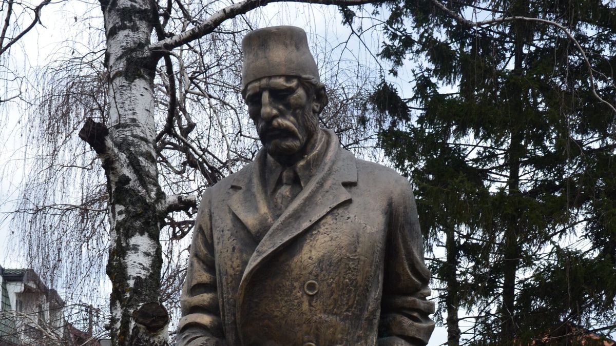 Monumenti i Haxhi Zekës në Pejë · foto Arba Hatashi