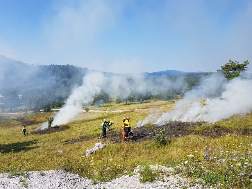Zjarri në Shtip: Një person lëndohet, flakët rrezikojnë Lubotenin