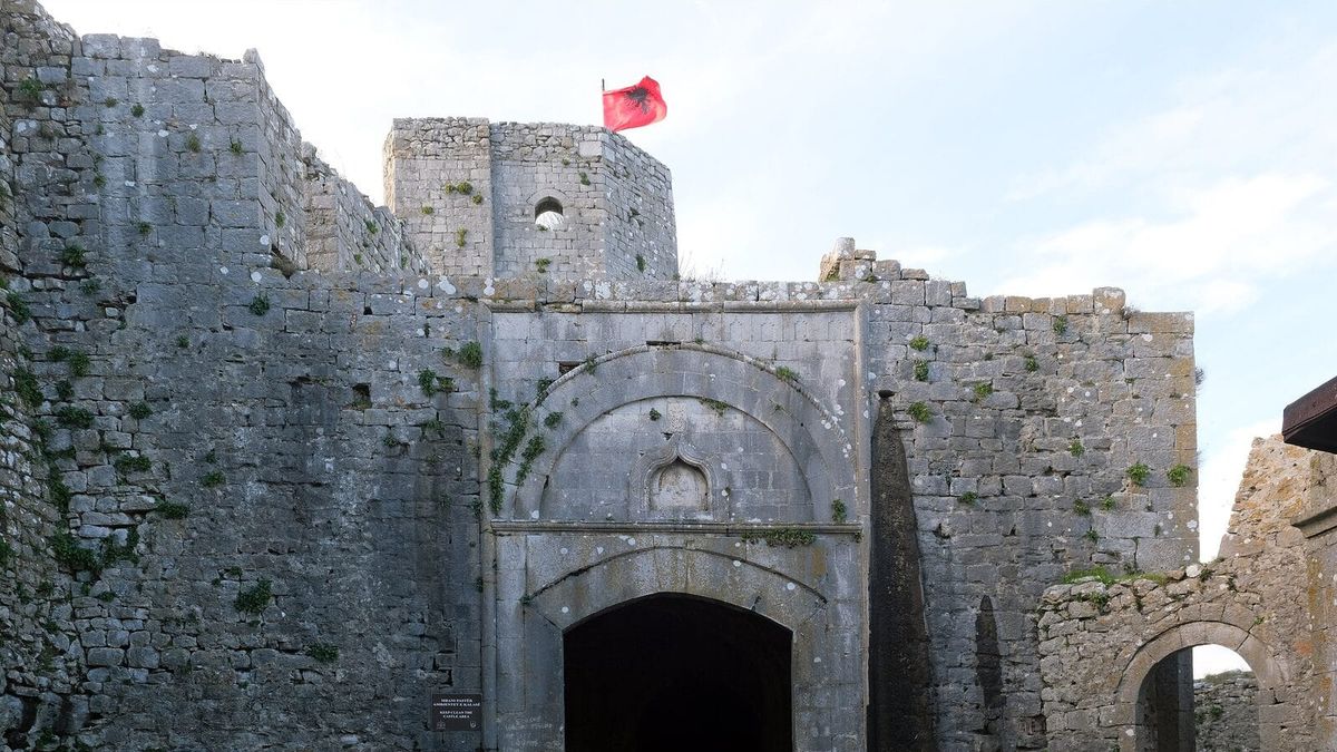 Kalaja e Rozafës mbi Shkodër, qyteti ku lindi Arshi Pipa