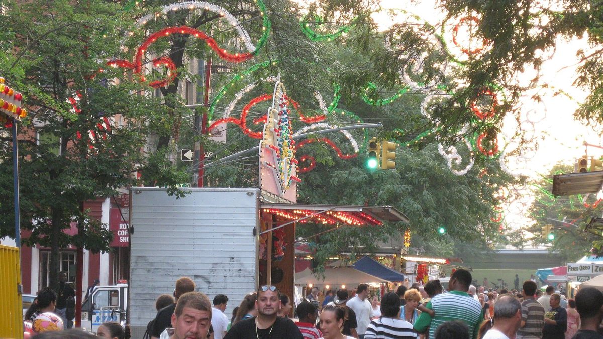 Panair rrugor në Arthur Avenue (187th St), korridori tregtar në zemër të 'Shqipërisë së Vogël' në Belmont të Bronx-it