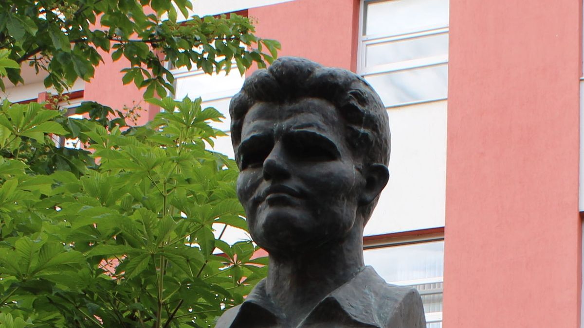 Busti i poetit Havzi Nela në Kukës, në sheshin ku u var më 10 gusht 1988