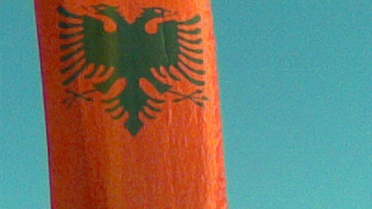 Flamuri shqiptar në Tiranë, ditën e shpalljes së pavarësisë së Kosovës